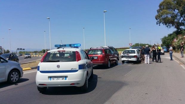 margine-rosso-tamponamento-a-catena-alla-rotatoria-e-traffico-in-tilt