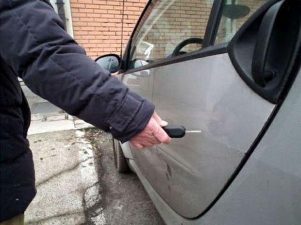 carbonia-pensionato-sorpreso-a-and-ldquo-rigare-and-rdquo-auto-and-egrave-danneggiatore-seriale