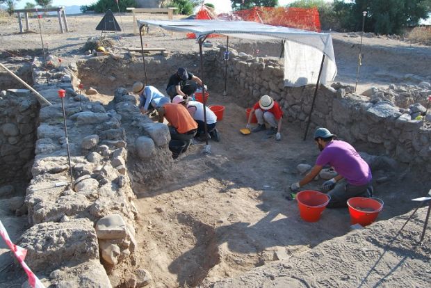 nora-i-tesori-dall-area-militare-trovati-una-strada-di-et-and-agrave-imperiale-e-un-palazzo