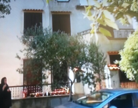 cade-dalla-finestra-mentre-lava-i-vetri-e-muore-tragedia-a-oliena