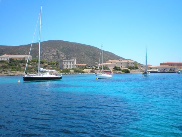 getta-l-and-rsquo-ancora-nell-and-rsquo-area-protetta-di-cala-reale-denunciato