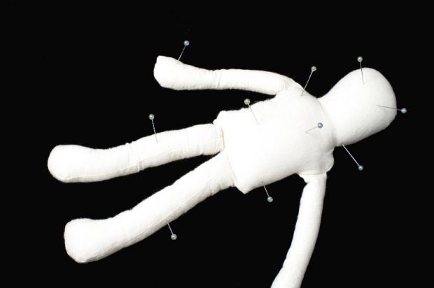 and-ldquo-hai-il-malocchio-and-rdquo-negoziante-derubata-a-calasetta-arrestata-donna-macedone