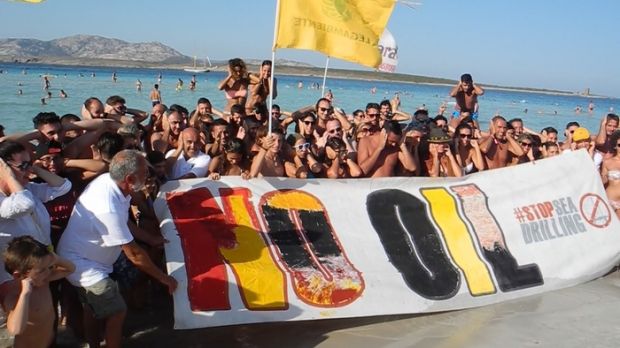 trivelle-stop-airgun-flash-mob-goletta-verde-a-stintino