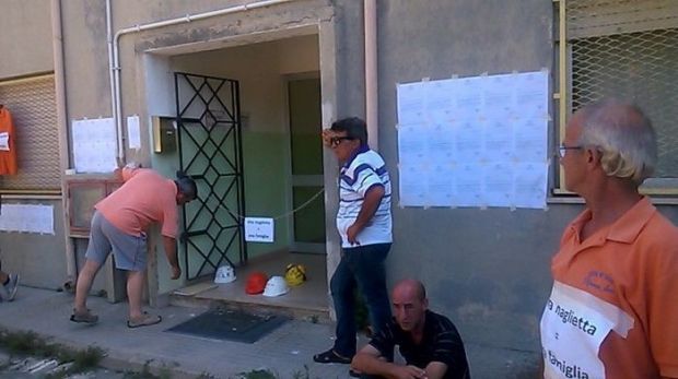 vertenza-romangia-servizi-lavoratori-incatenati-a-cancelli