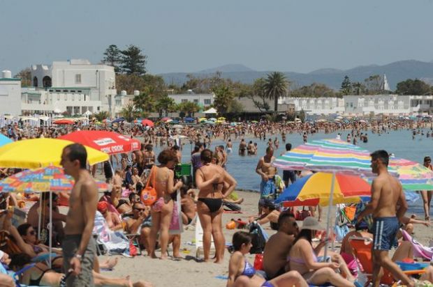 and-quot-metti-piede-al-poetto-and-quot-domani-distribuzione-di-gadget-sui-bus-per-la-spiaggia