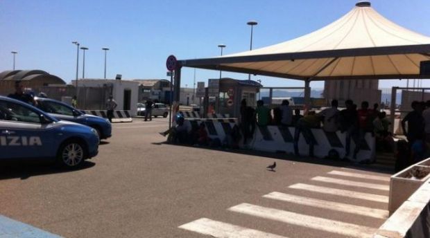 vogliono-lasciare-la-sardegna-100-eritrei-attendono-fuori-dal-porto