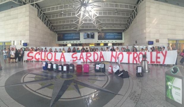 docenti-flash-mob-all-and-rsquo-aeroporto-and-ldquo-se-ci-mandano-fuori-a-insegnare-parleremo-in-limba-and-rdquo