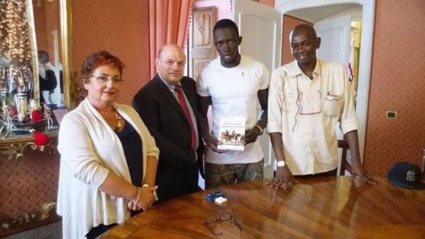 moussa-arrivato-col-barcone-ha-salvato-2-ragazzi-and-egrave-l-and-rsquo-eroe-di-platamona-premiato-dal-sindaco