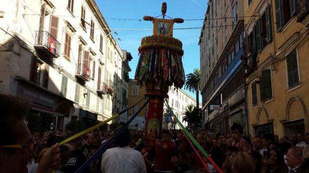 folla-record-per-la-discesa-dei-candelieri-contestato-il-sindaco