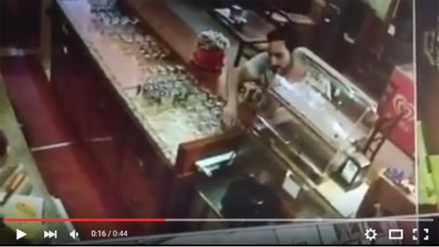 furto-in-diretta-ladro-in-azione-all-orange-caff-and-eacute-di-ussana-video