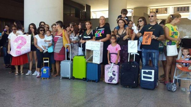 mobilit-and-agrave-docenti-domani-flash-mob-al-poetto-and-quot-non-vogliamo-emigrare-and-quot