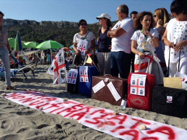 Flash mob in spiaggia a Cagliari flash-mob-in-spiaggia-a-cagliari-no-emigrazione-e-messaggio-in-bottiglia-al-ministro