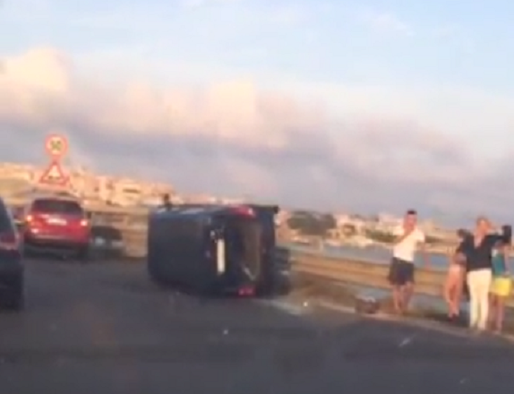 Auto si ribalta sul ponte della Scafa auto-si-ribalta-sul-ponte-della-scafa-code-verso-cagliari-video