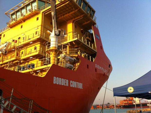 profughi-in-arrivo-al-porto-and-quot-met-and-agrave-sar-and-agrave-trasferita-in-altre-regioni-and-quot