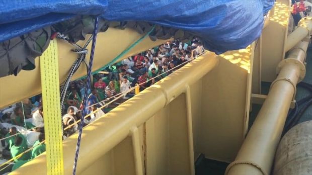 immigrazione-in-porto-la-nave-con-mille-profughi
