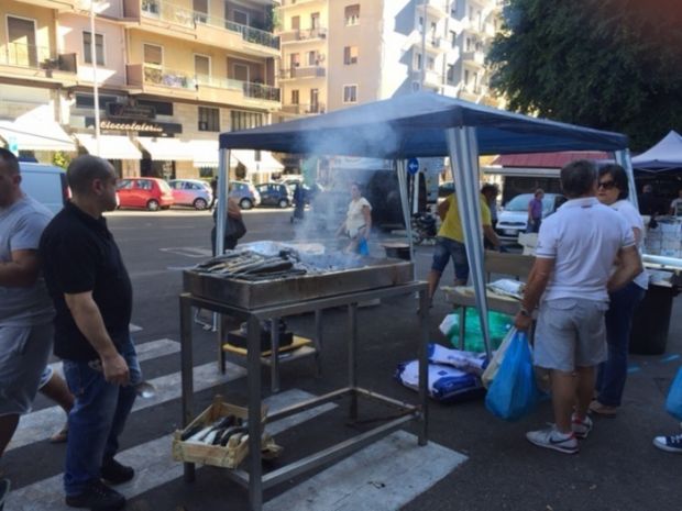 san-benedetto-dopo-il-crollo-pescivendoli-in-strada-muggini-arrosto-in-via-cocco-ortu
