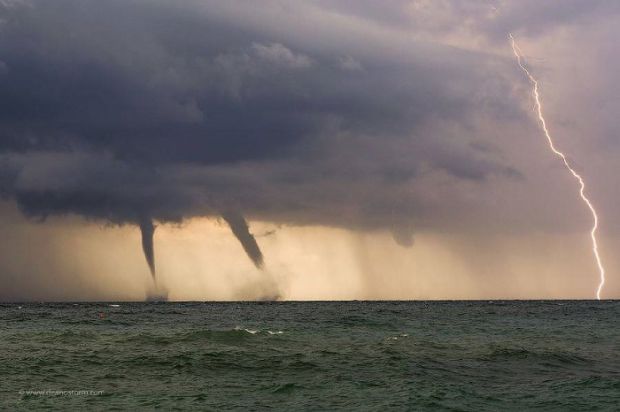 tromba-d-and-rsquo-aria-e-fulmini-gi-and-ugrave-alberi-bloccata-linea-ferroviaria-vola-chiosco-a-piscinas