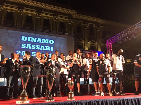 Presentazione in piazza Italia. Sassari pazza per la Dinamo presentazione-in-piazza-italia-sassari-pazza-per-la-dinamo