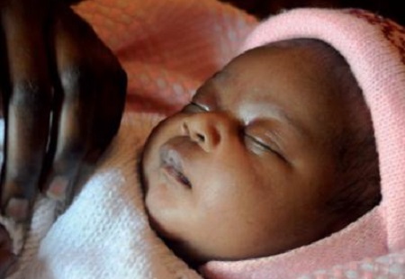 nata-oumou-figlia-di-una-profuga-sbarcata-qualche-giorno-fa-festa-al-santissima-trinit-and-agrave