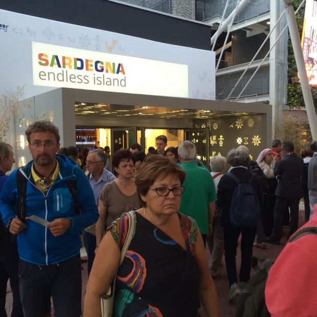 expo-successo-di-pubblico-alla-sfilata-dei-costumi-sardi-nel-decumano