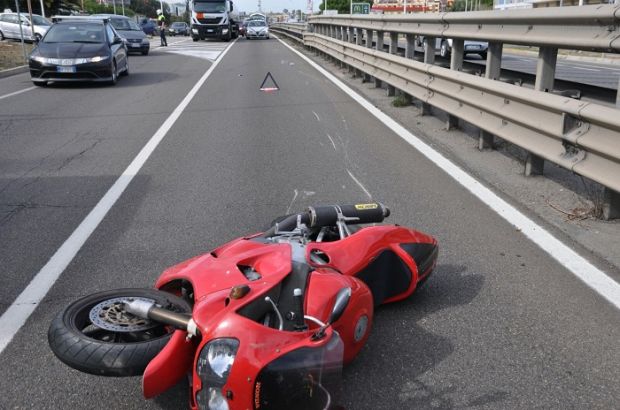 auto-contro-moto-sull-and-rsquo-asse-mediano-grave-un-motociclista