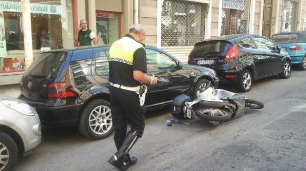 via-tola-autocarro-contro-scooter-ferite-due-ragazze