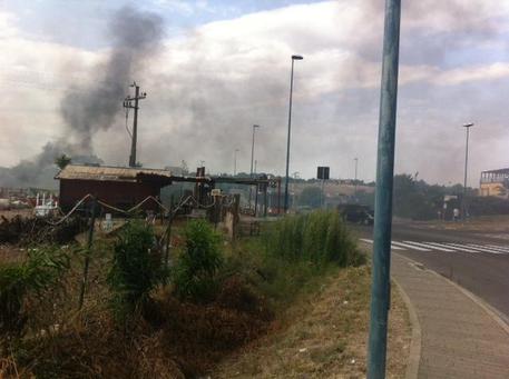 paura-a-foxi-in-fiamme-deposito-di-gomme