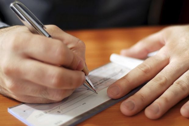 Incassa mille euro in più incassa-mille-euro-in-pi-and-ugrave-fa-finta-di-nulla-e-cambia-l-and-rsquo-assegno-operaio-denunciato