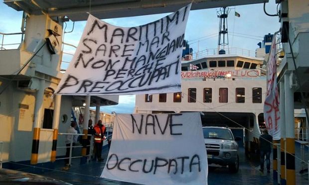 Saremar saremar-esplode-la-protesta-occupati-il-comune-di-la-maddalena-e-2-traghetti