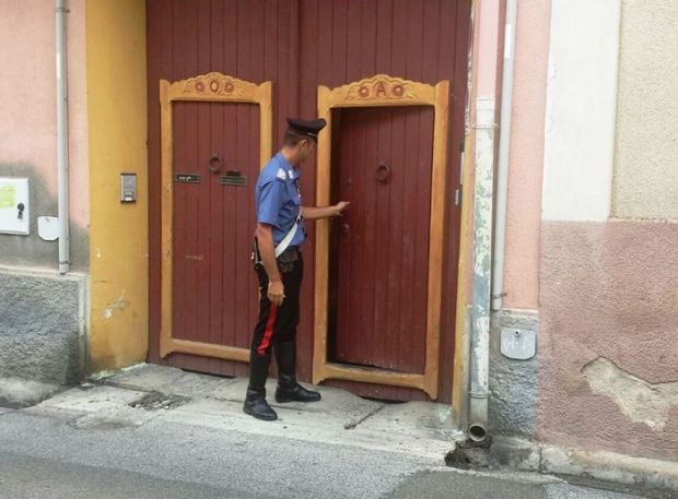 pirri-picchiata-e-rapinata-davanti-a-casa