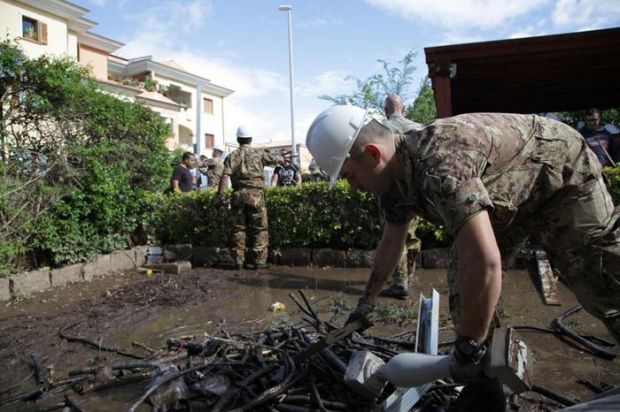 ciclone-sindaco-ringrazia-i-dimonios-and-quot-stanno-ancora-spalando-fango-and-quot