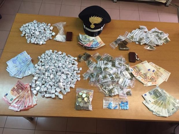 via-seruci-50-dosi-di-coca-e-eroina-in-casa-3-arresti