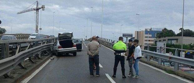 auto-contro-guard-rail-chiuso-asse-mediano