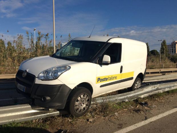 carambola-sul-cavalcavia-auto-delle-poste-finisce-a-cavalcioni-sul-guard-rail