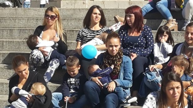 allattamento-al-seno-flash-mob-in-piazza