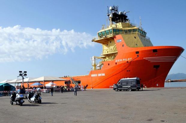 siem-pilot-al-porto-a-bordo-664-migranti-video-foto