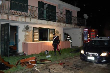 Flumini flumini-entrano-in-una-casa-e-la-incendiano