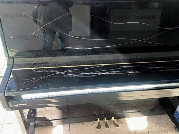 Vandalizzato pianoforte di piazza Repubblica vandalizzato-pianoforte-di-piazza-repubblica-zedda-and-quot-lo-ripariamo-e-puniremo-i-colpevoli-and-quot