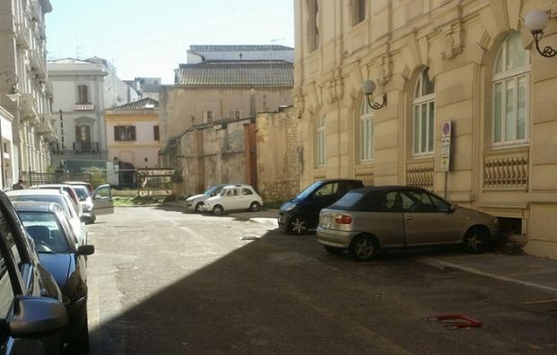 via-sassari-e-la-strada-mai-nata-residenti-contro-il-comune-and-ldquo-tutela-la-sosta-del-personale-tar-and-rdquo