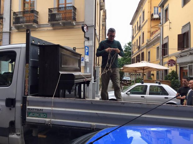 dopo-i-vandali-la-lezione-di-civilt-and-agrave-pianoforte-pubblico-in-vico-carlo-felice