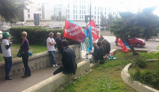 zone-industriali-lavoratori-senza-stipendio-protesta-in-viale-trento