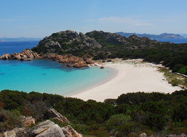 pili-and-ldquo-cemento-a-budelli-raddoppio-delle-volumetrie-sull-and-rsquo-isola-rosa-and-rdquo