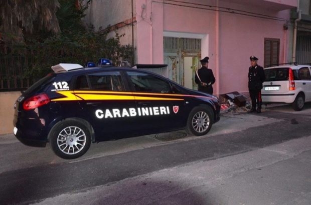 tira-mattoni-ai-passanti-poi-si-barrica-in-casa-e-minaccia-esplosione-paura-a-monserrato