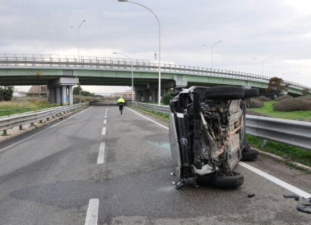 auto-si-ribalta-sull-and-rsquo-asse-mediano-ferita-una-ragazza