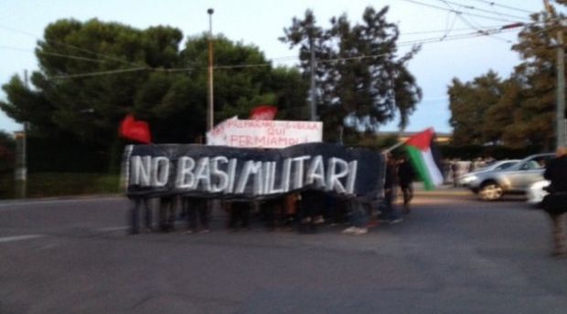 corteo-teulada-pacifisti-contro-questura