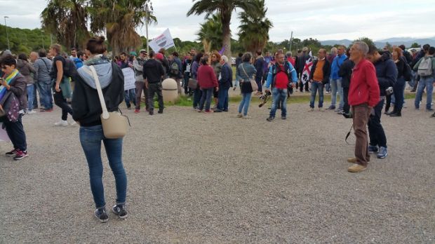 teulada-500-pacifisti-al-corteo-via-alle-identificazioni-and-ldquo-liberateli-and-rdquo