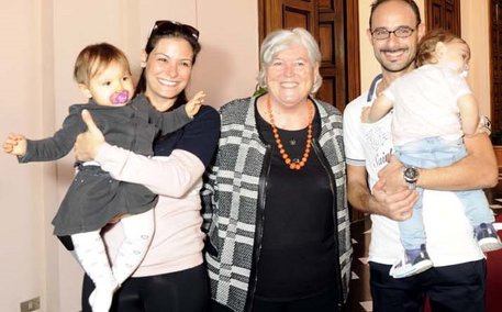 studenti-mamme-e-pap-and-agrave-a-cagliari-le-prime-tessere-baby-in-italia