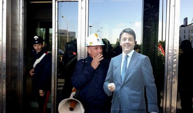alcoa-blitz-in-regione-con-sagoma-renzi