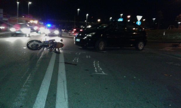 via-stamira-auto-travolge-moto-ferito-un-centauro