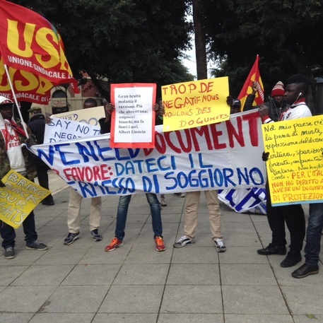 sussidi-in-ritardo-e-3-km-a-piedi-per-la-mensa-protestano-gli-immigrati